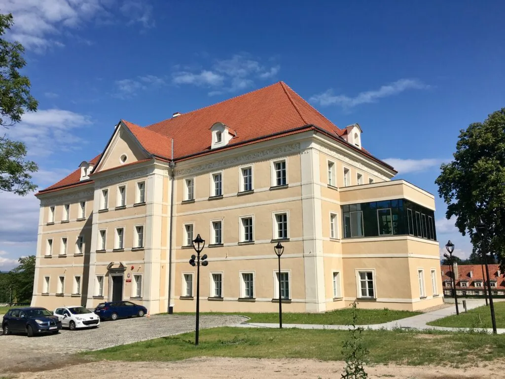 sobieszow palace side view
