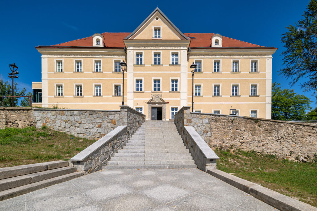 sobieszow palace outer