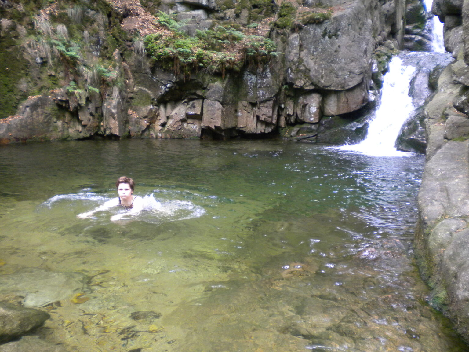 🧊 Cold-Water Bathing in Przesieka – Why Olympia Guest House Has Become a Home for Winter Swimmers olympia, kąpiel w wodospadzie podgórnej 1